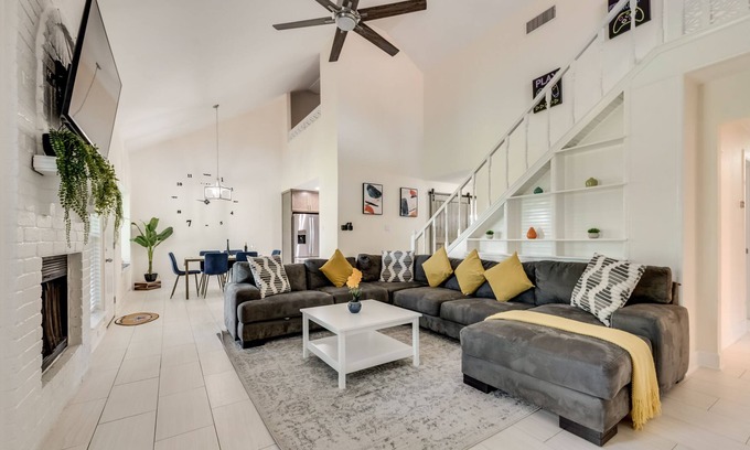 South Arlington House | Tivoli Getaway - 13 minutes from ATT stdm/Globe Life field/6flags/epicwaterpark