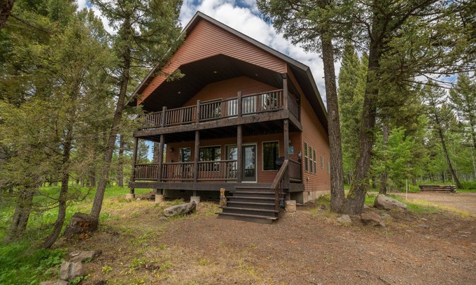 Island Park House | Toasted Marshmallow Lodge COZY CABIN Sleeps 12