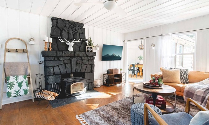 Big Bear City Cabin | Toasty Marshmallow Cabin: 3b/2b Ideal Layout. Pets Ok. Spa. Games & Poker Table