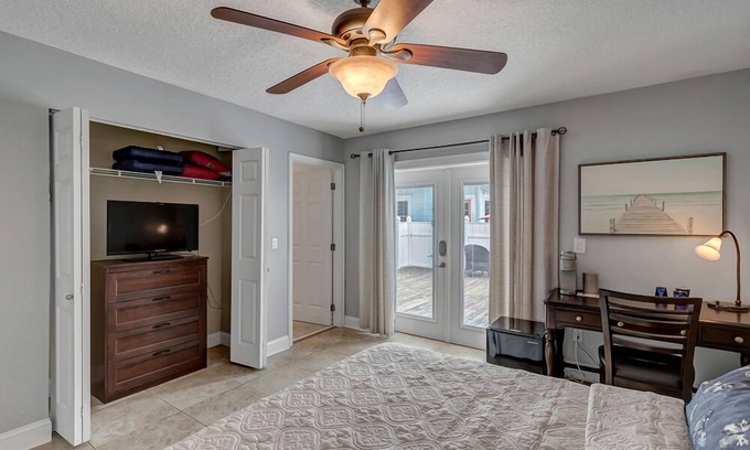 Jacksonville Beach Apartment | Toes in the Sand suite near beach w/deck & BBQ