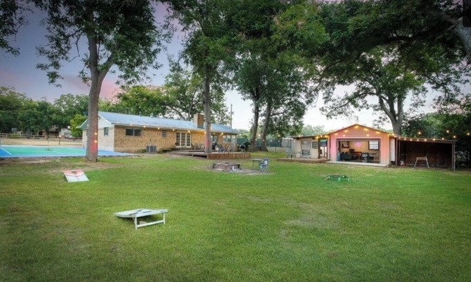 New Braunfels House | TOES UP! 6 blocks from Schlitterbahn. 5 min. from Gruene, 5 min. from DT NB.