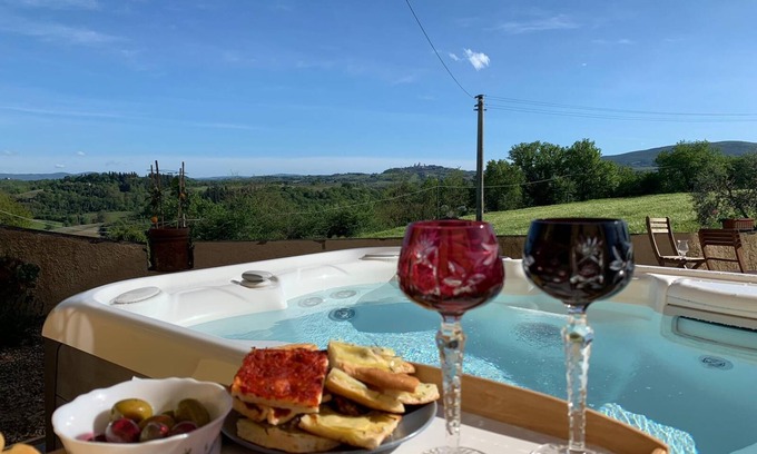 San Gimignano Apartment | Tognazzi Holiday Home - La Collina di San Gimignano - Private Whirlpool