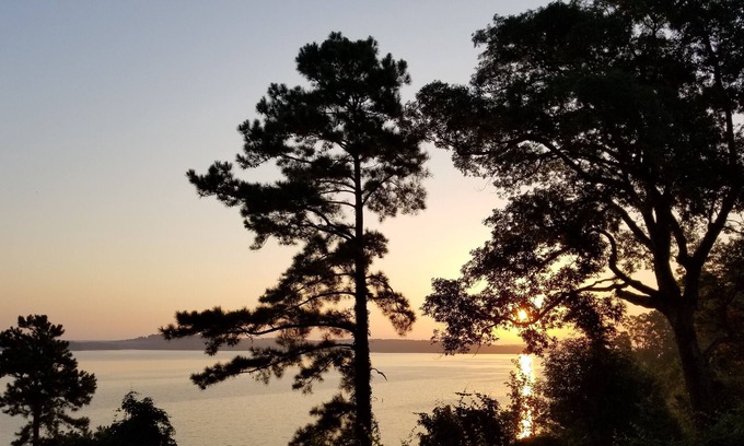Hemphill House | Toledo Bend Overlook Fishing Cabin