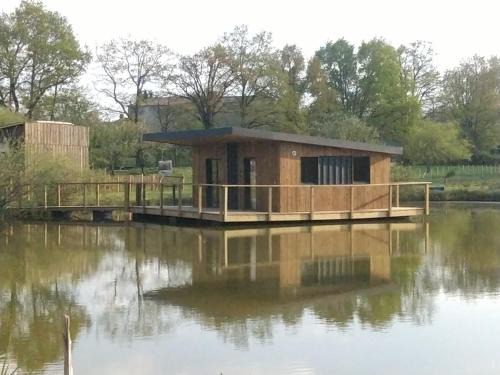 Bressuire Ski Chalet | tom Sawyer cabane flottante