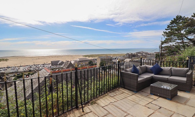 Barmouth House | TONNAU YR OLEU OR “ WAVES OF LIGHT”, pet friendly in Barmouth