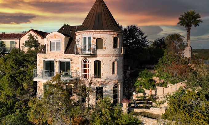 Comanche Canyon Ranch Apartment | Top apartment #3 of the Castle ~ Sunsets & views high above Lake Travis!