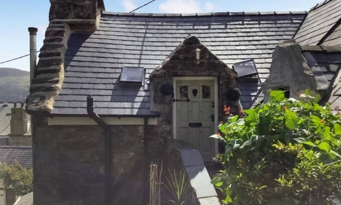 Barmouth Cottage | Top Cottage is a charming retreat in the coastal town of Barmouth with sea views