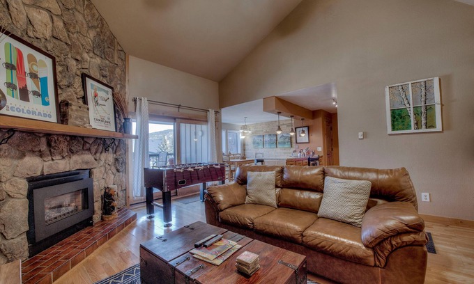 Historic District Condo | Top Floor 2 Bedroom, Ski-In & Walk to Main St