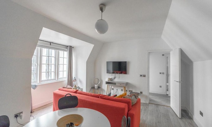 Royal Borough of Kensington and Chelsea Apartment | Top Floor apartment High Street Kensington