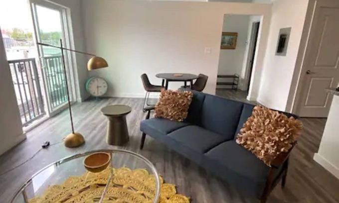 Clarksville Apartment | Top Floor Apartment Downtown