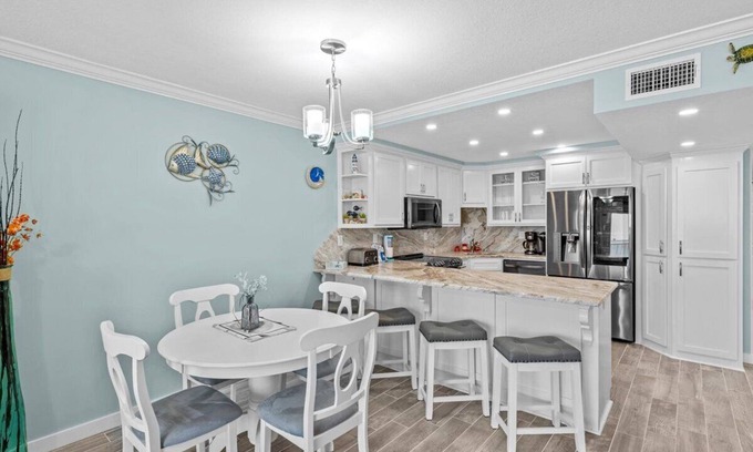 Holiday Isle Condo | Top Floor, Beautifully Renovated! Spectacular Views, FREE Beach Service (722)