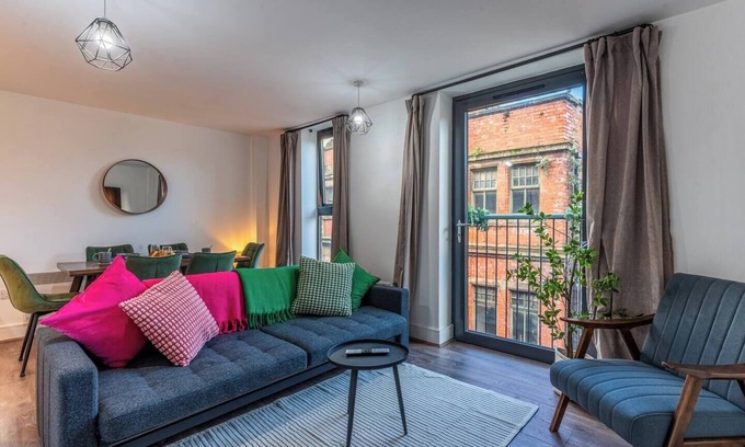 Liverpool City Centre Apartment | Top Floor | City Stay | Beatles Bars & Nightlife
