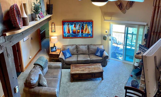 Wildernest Condo | Top Floor Getaway with Mountain Views