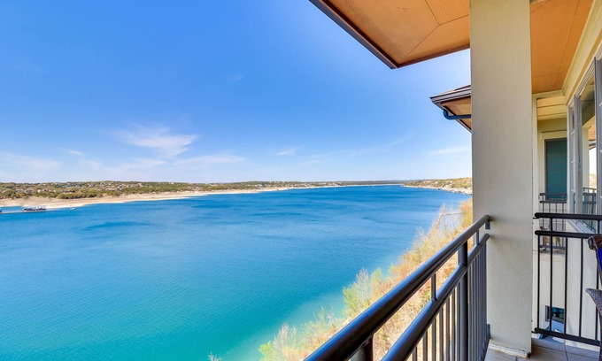 Lakeway Condo | Top-Floor Lake-View Condo w/Boat Dock Access