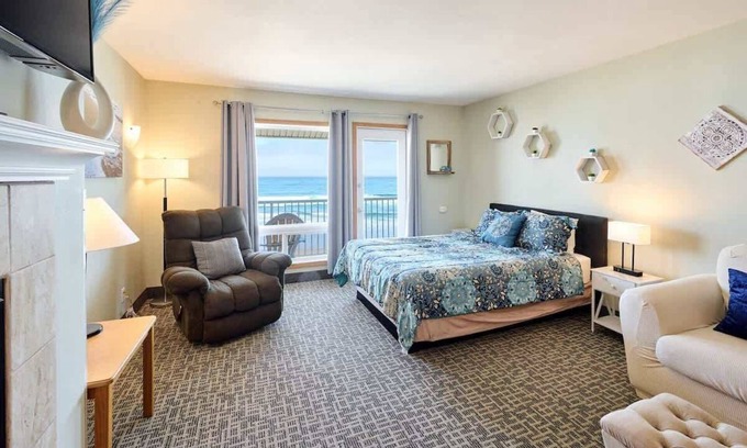 Lincoln City Condo | Top Floor Ocean View Suite - Sleeps Six - Pool & Hot Tub Access!