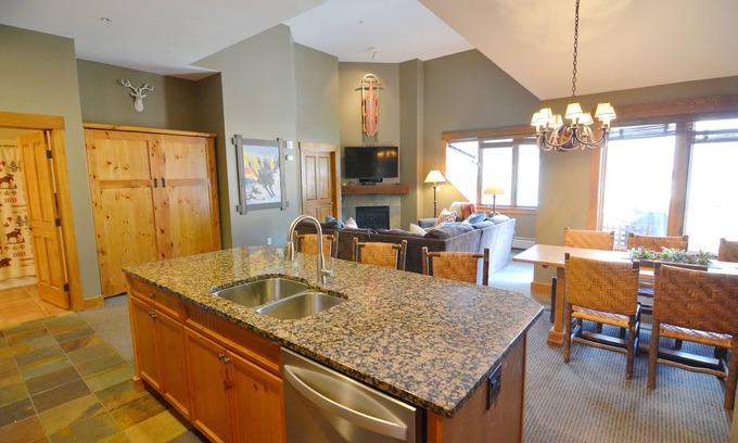 River Run Condo | Top Floor Renovated Springs Condo 2BR/3BA Sleeps 7 Large Deck