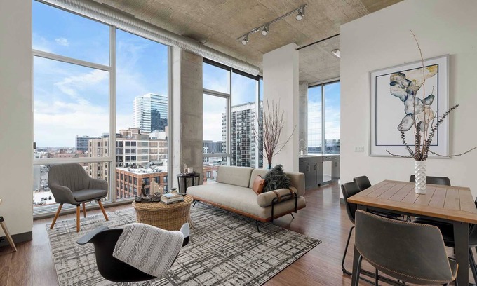 West Loop Gate Apartment | Top Floor Views + Central Comfort