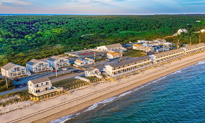 North Truro House | Top Mast Resort- Shore House! Beach, Pool, Housekeeping and more!