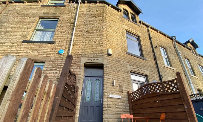 Mytholm House | TOP O’ TH HOUSE, family friendly, with a garden in Hebden Bridge