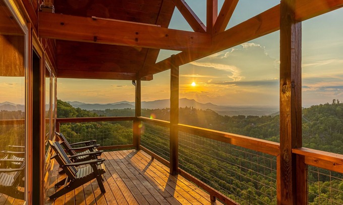 Gatlinburg - Pigeon Forge Cabin | Top O' the Mornin": 3 BR w/hot tub, views & game room fun awaits!