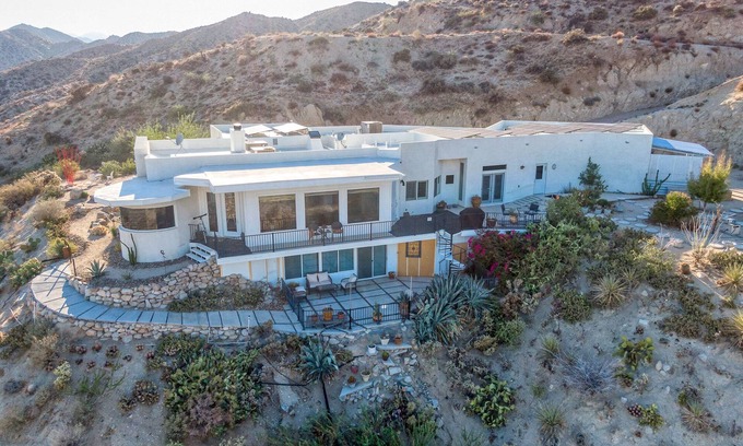 Yucca Valley House | TOP OF MOUNTAIN 5br Game Rm Tesla Chrg FirePit Wood 10personHot Top