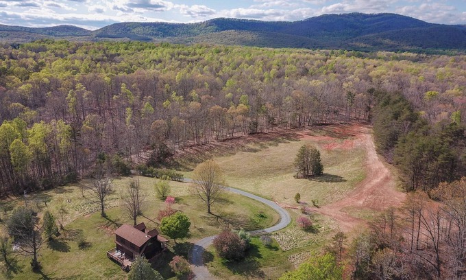 Esmont Cabin | Total Privacy - H’Owl at the Moon Farm & Cabin