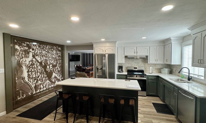 Green Bay House | TOUCHDOWN! 5-Star newly updated home w/a short walk to historic Lambeau Field!