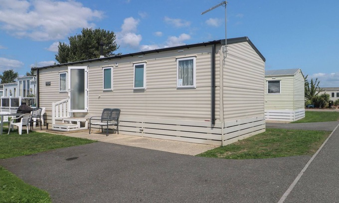 Pevensey Cottage | TOWER VIEW NUMBER 34, family friendly, with pool in Pevensey Bay