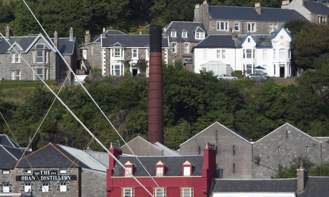 Oban House | Town Centre apartment with private garden