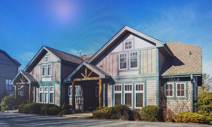 Banner Elk House | Townhome Nov.App State football &Holiday bookings nowavailable. Sleeps 8 Echota