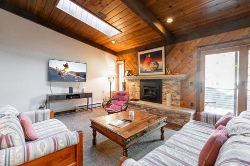 Intermountain House | Townhome with Covered Parking Space & Fireplace