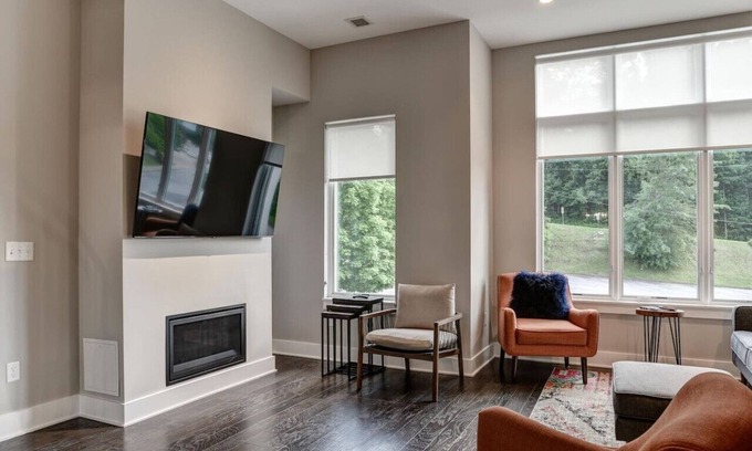 East End - Valley Street Apartment | Townhome with Large Rooftop Terrace