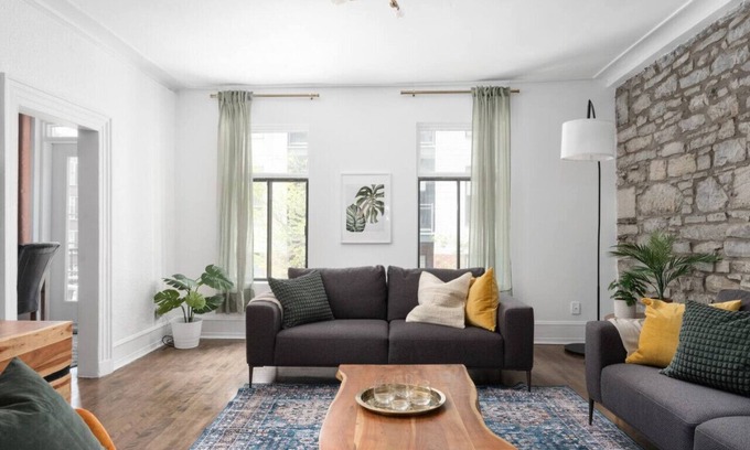 Ville-Marie Apartment | TOWNHOUSE 102 Montreal
