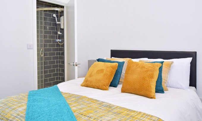 Crewe House | Townhouse @ 272 Walthall Street - SUPERIOR DOUBLE ENSUITE WITH TV