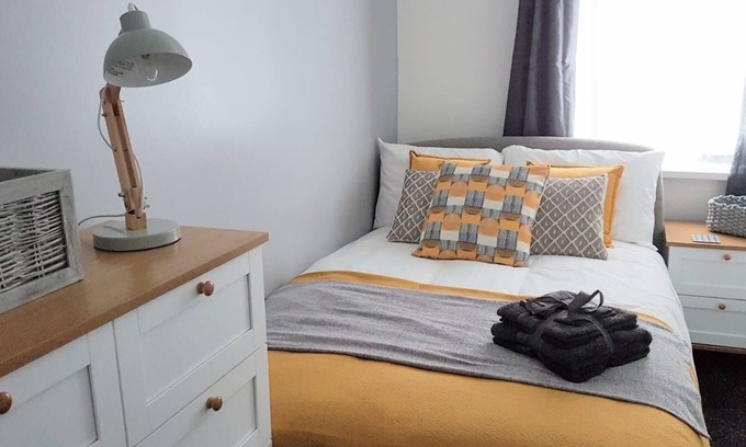Stoke-on-Trent House | Townhouse @ Birches Head Road Stoke - 4 Bed House