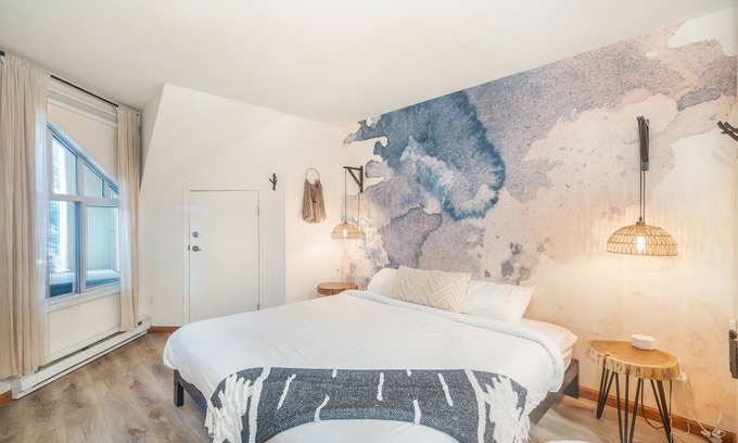 Village North House | Townhouse in Village! Private Hot tub | King Bed | Snowshoes | Free Parking