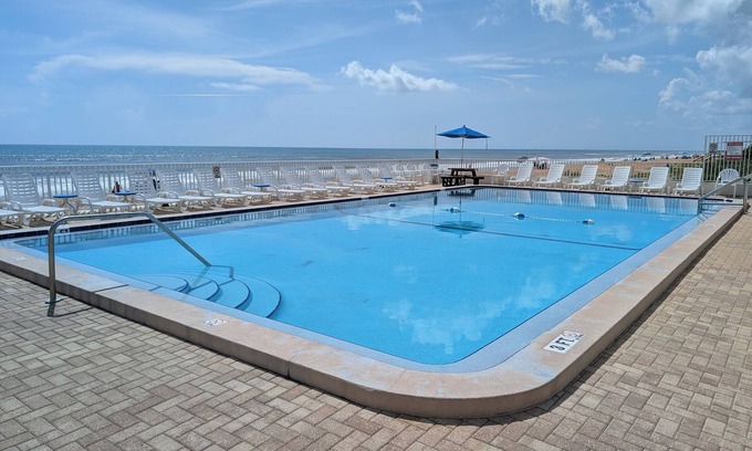 Ormond-by-the-Sea Apartment | Traders Inn Beach Club