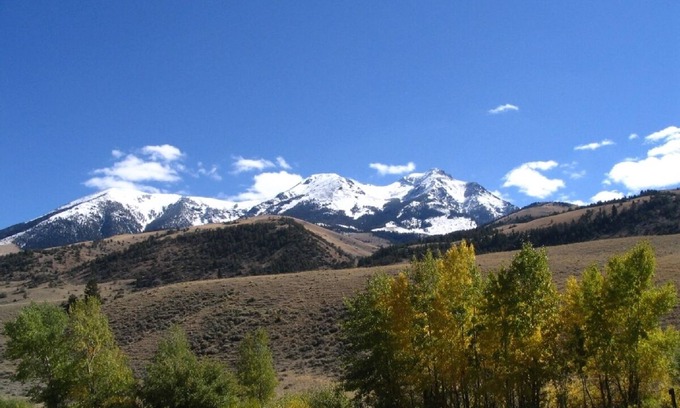 Pray Cabin | Traditional Cabin and Guest Cottage North of Yellowstone Park