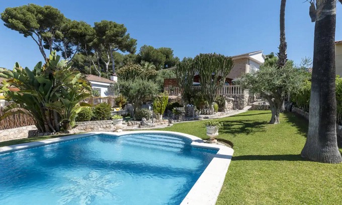 Cunit Villa | Traditional Elegance 1km to beach
