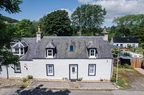 East Lewiston House | Traditional Highland Cottage Near Loch Ness