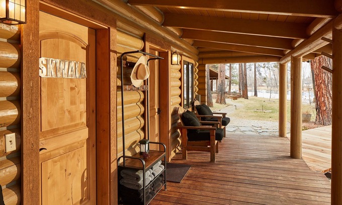 Grantsdale Cabin | Traditional Skwala Cabin Room on The Bitterroot River