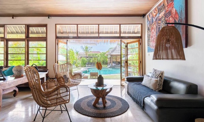 Berawa Villa | Traditional villa with huge pool and garden 200m to Berawa beach