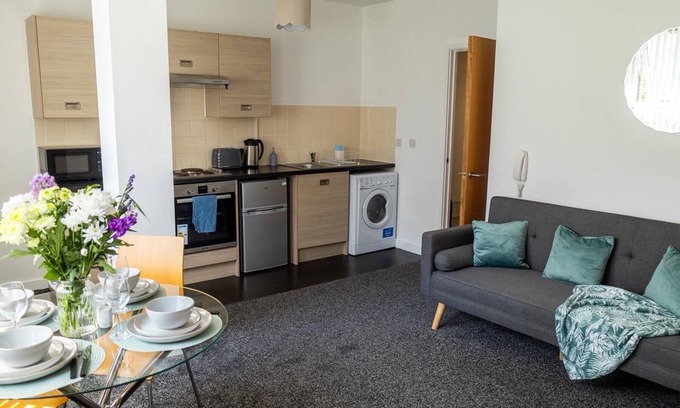 Old Trafford Apartment | Trafford 1 bed apartment with private parking