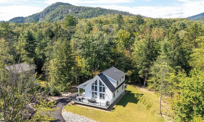 Bartlett House | Trail's End | Brand New | Hot Tub | Fire Pit | Pet Friendly