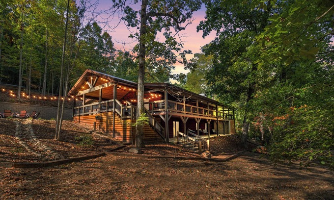 Morganton Cabin | Trails End Lodge 5 BR cabin in Morganton with AC, WiFi, Hot Tub