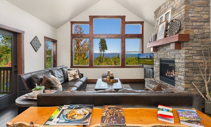 Cle Elum House | Trailside's Finest! Game Room | Wi-Fi | Private Hot Tub