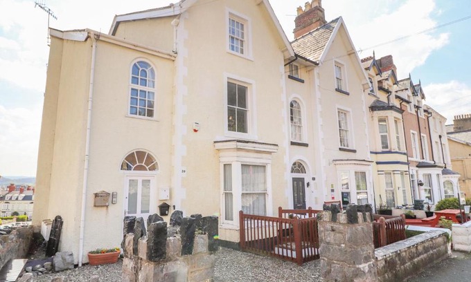 Llandudno Apartment | Tram View