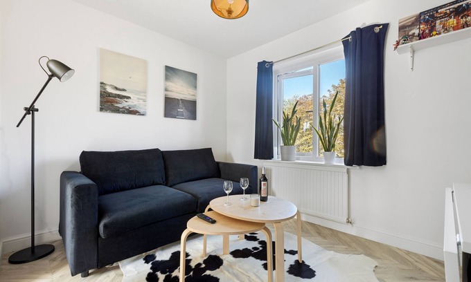 Wapping Apartment | Tranquil 1 Bed Flat in East London + Parking