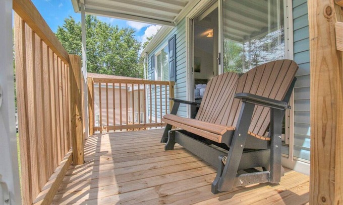 Gatlinburg - Pigeon Forge RV Rental | Tranquil 2BR Cottage near Dollywood