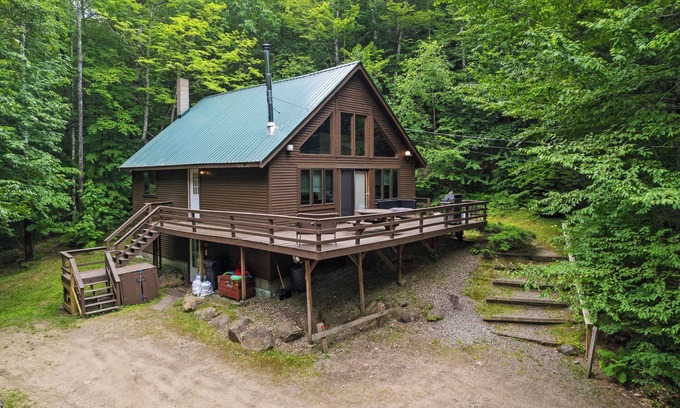 Campton House | Tranquil 5-BR Oak Chalet 3-min to Campton Mountain